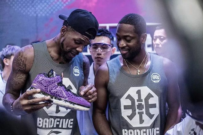 与中场的前 与中场的前